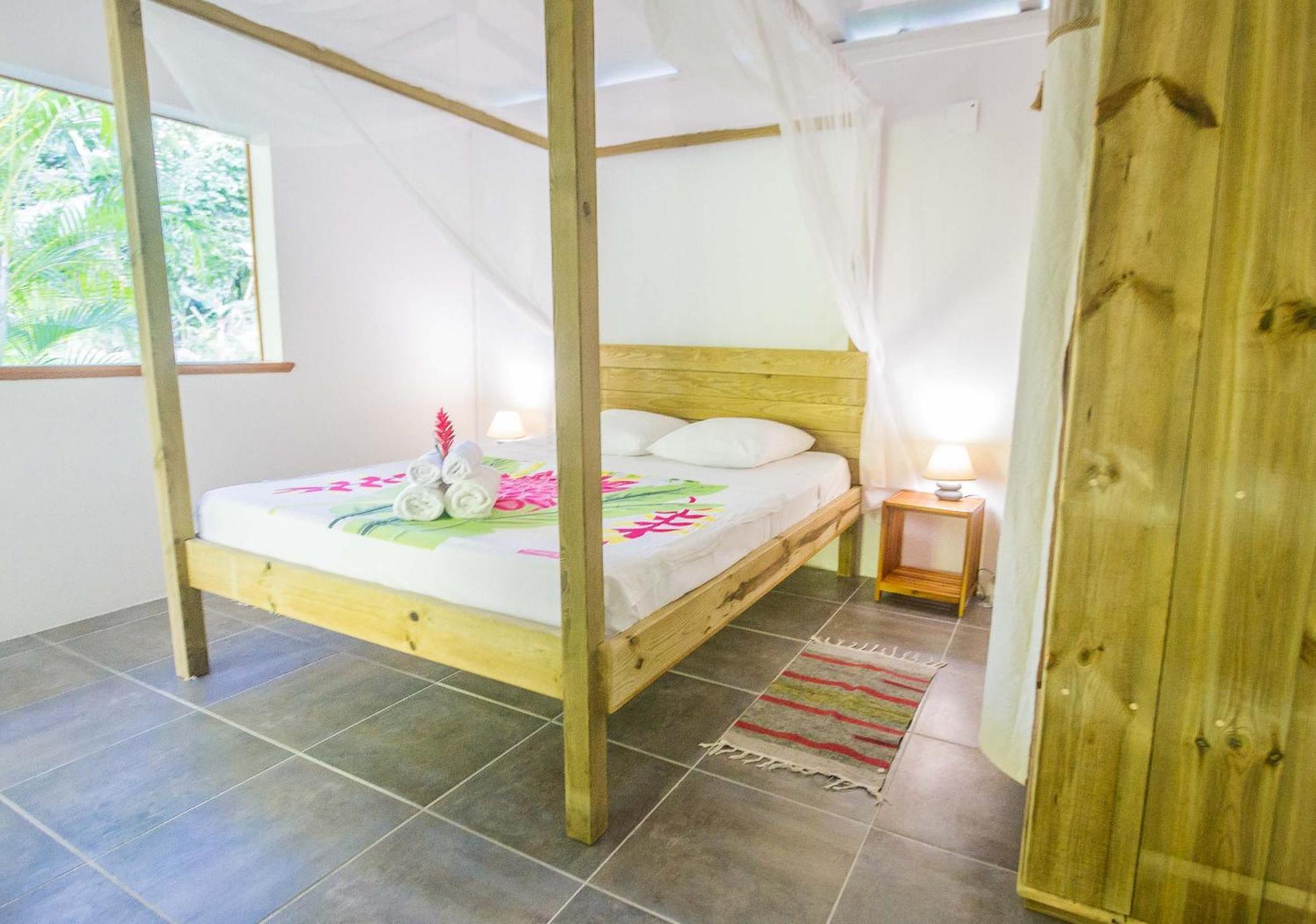 Ecolodges Karet Deshaies Exterior photo